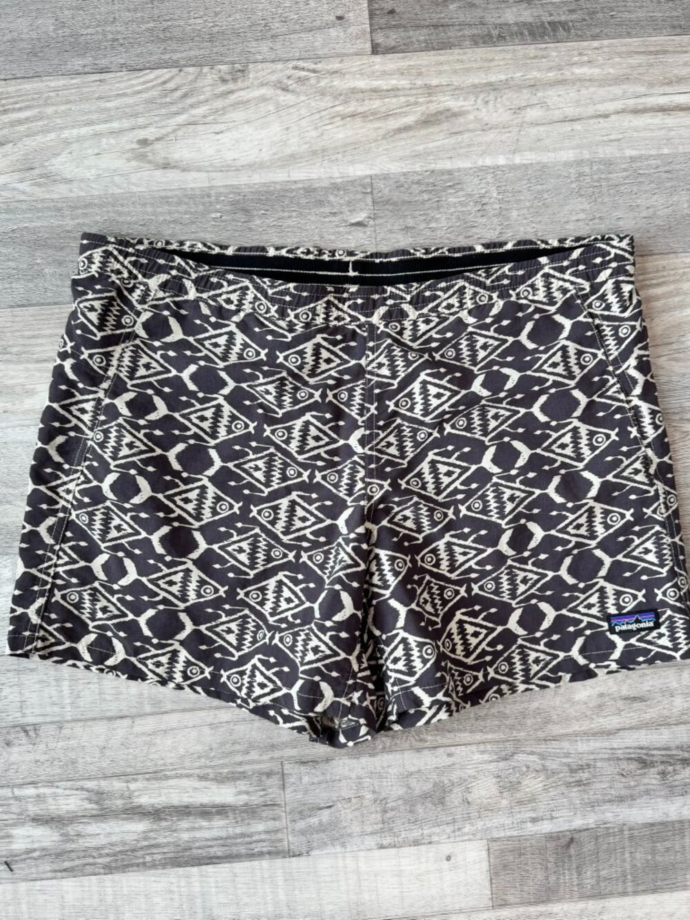 Patagonia grey Ikat fish print baggies shorts womens 5" size small D7